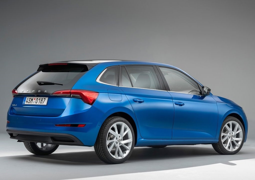 Mavi Skoda Scala arkadan üç çeyrek stüdyo görünümü