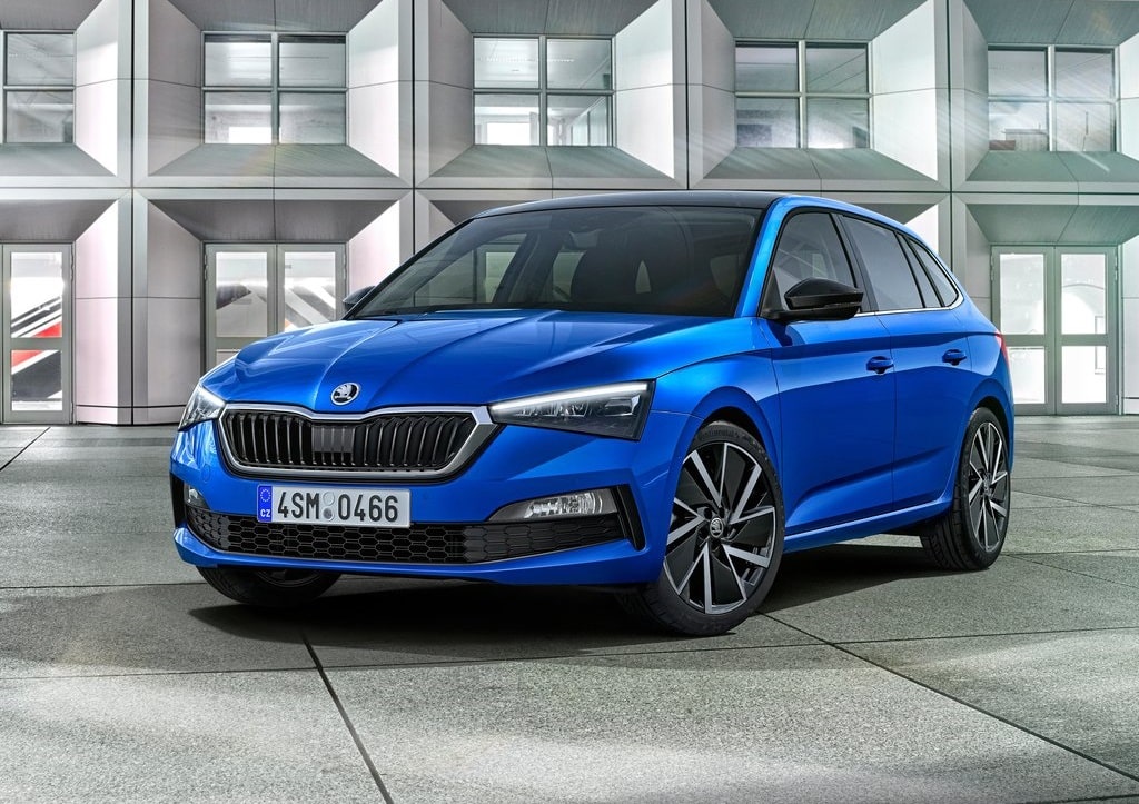 Mavi Skoda Scala bina önünde ön üç çeyrek görünüm