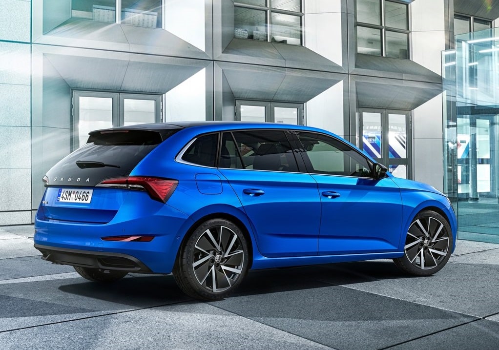 Mavi Skoda Scala bina önünde arka üç çeyrek görünüm