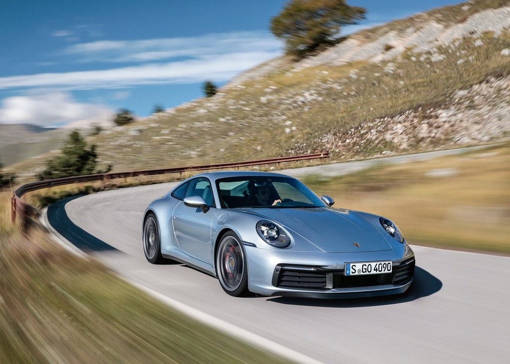 2021 Porsche 911 Carrera 4S önden üç çeyrek görünüm