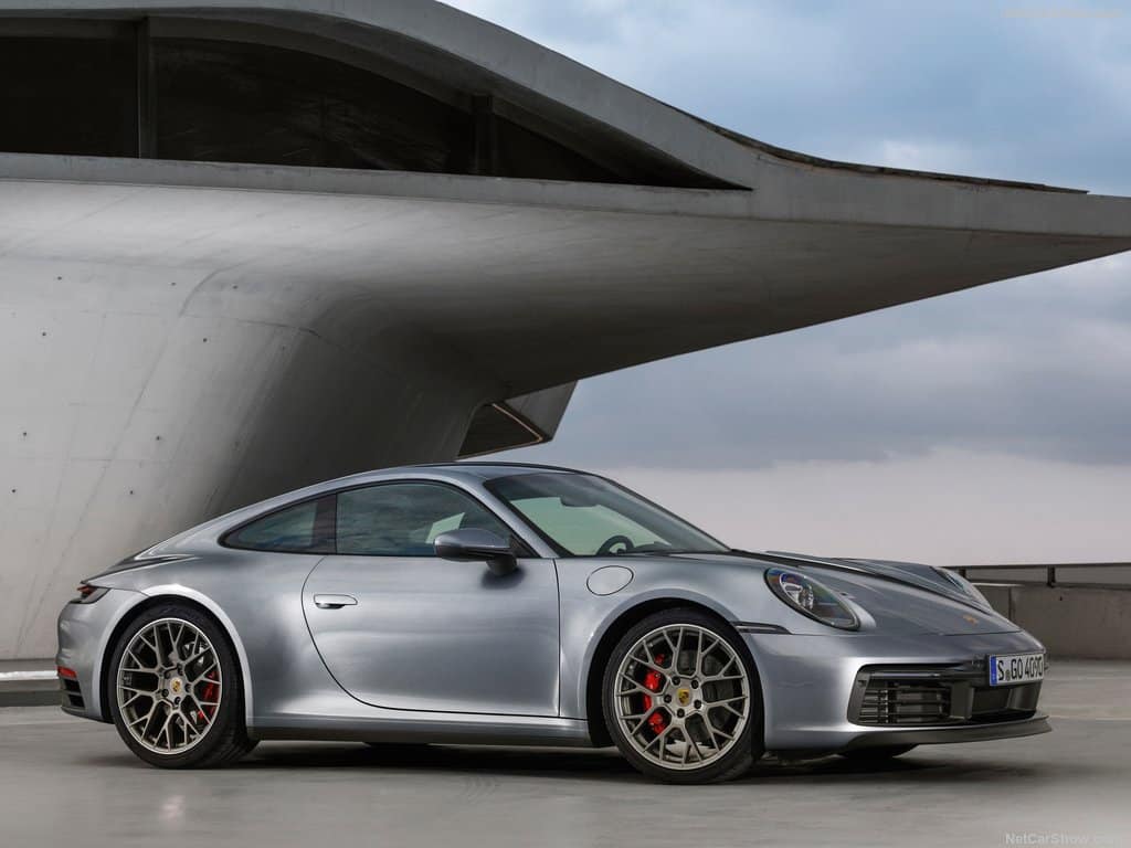 Porsche 911 Carrera 4S 992 arka üç çeyrek görünüm