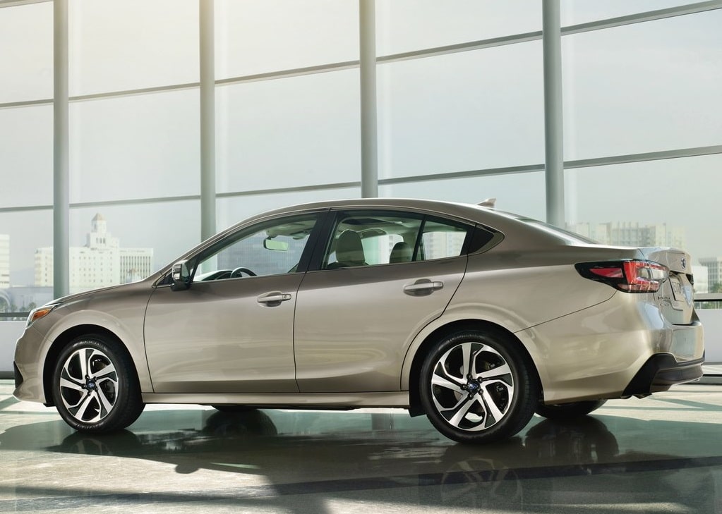 Subaru Legacy arka tasarım ve bagaj kapağı görünümü