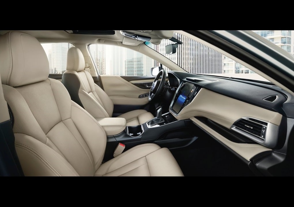 Subaru Legacy ön koltuklar ve iç mekan görünümü