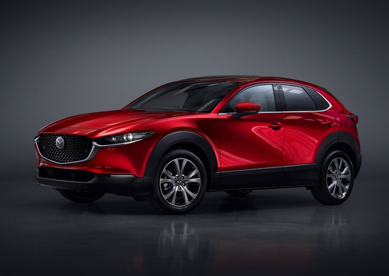 2021 Mazda CX-30 kırmızı gövde ön üç çeyrek görünüm