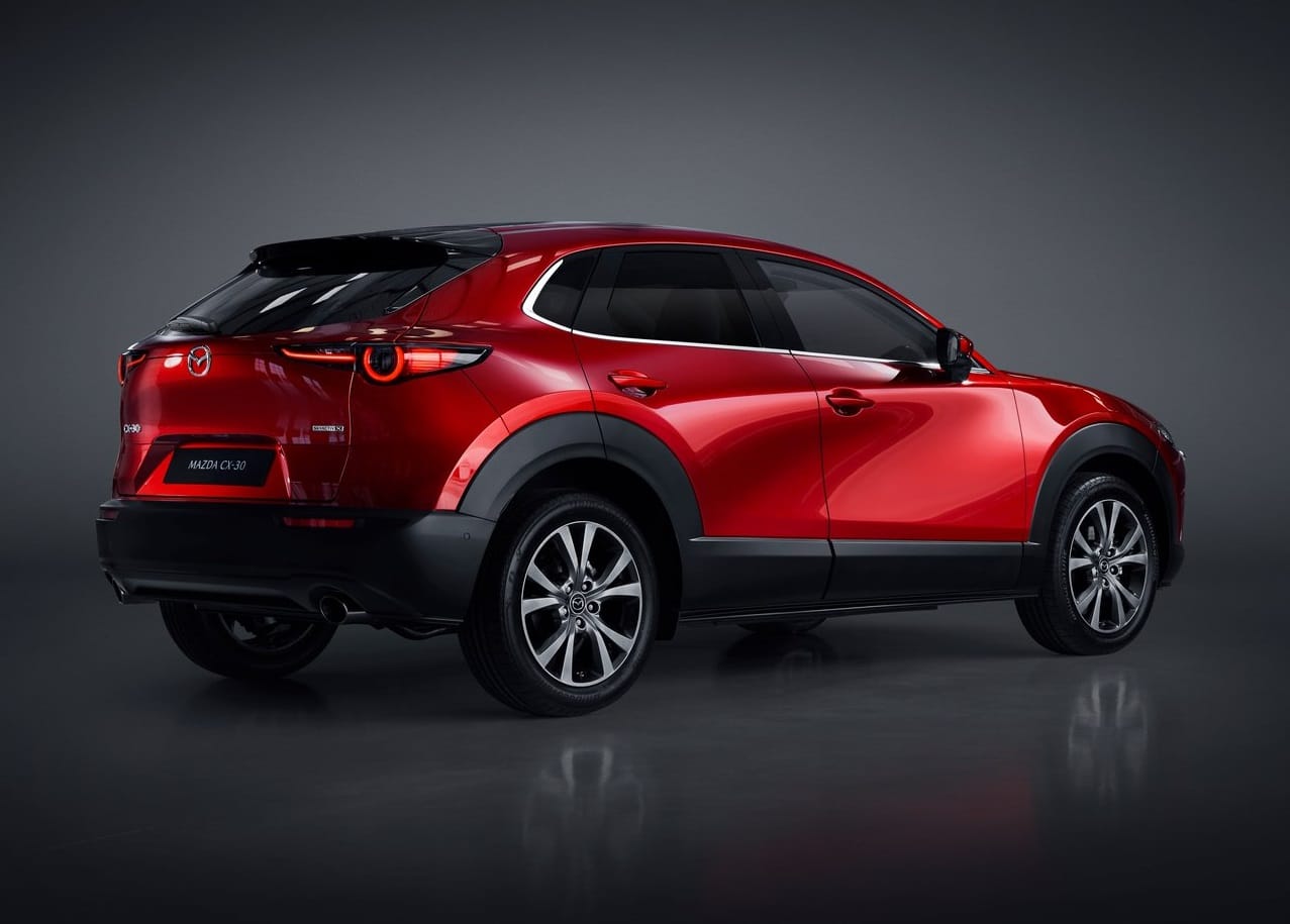 Mazda CX-30 kırmızı gövde arka üç çeyrek görünüm