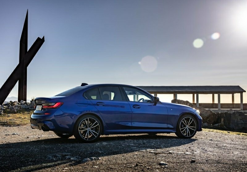 BMW G20 mavi sedan yan ve arka profil