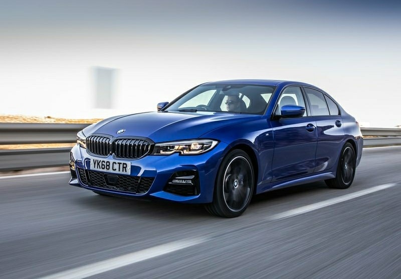 BMW 3 Serisi G20 mavi sedan ön üç çeyrek görünümü