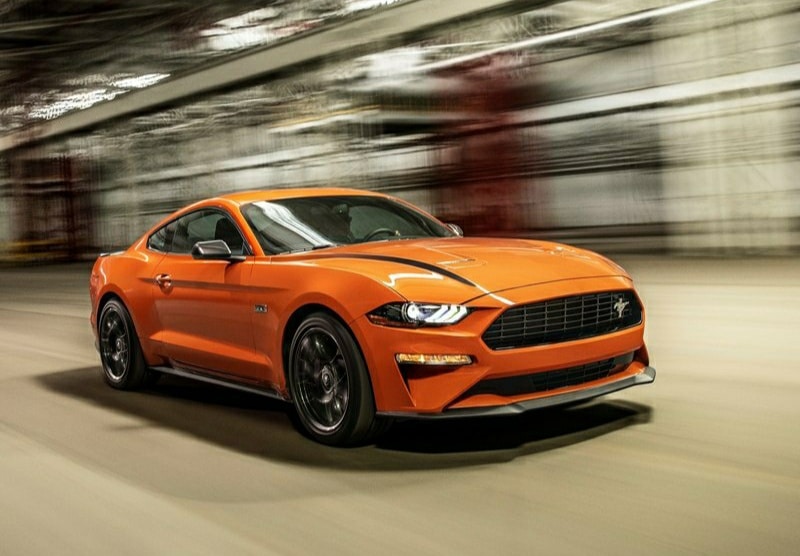 Ford Mustang EcoBoost High Performance Package ön üç çeyrek görünümü