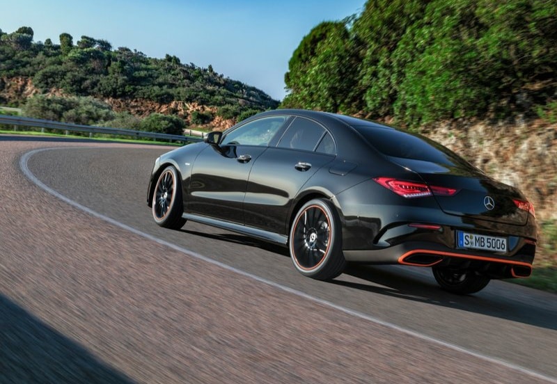 Siyah Mercedes-Benz CLA yol üzerinde arka gövdesi görünürken