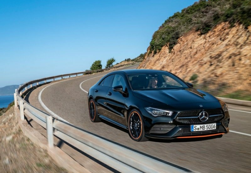 Siyah Mercedes-Benz CLA virajlı yolda hareket halinde