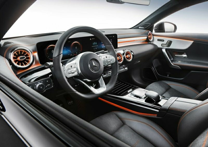 Mercedes-Benz CLA kabininde geniş ekranlar ve yuvarlak havalandırma çıkışları