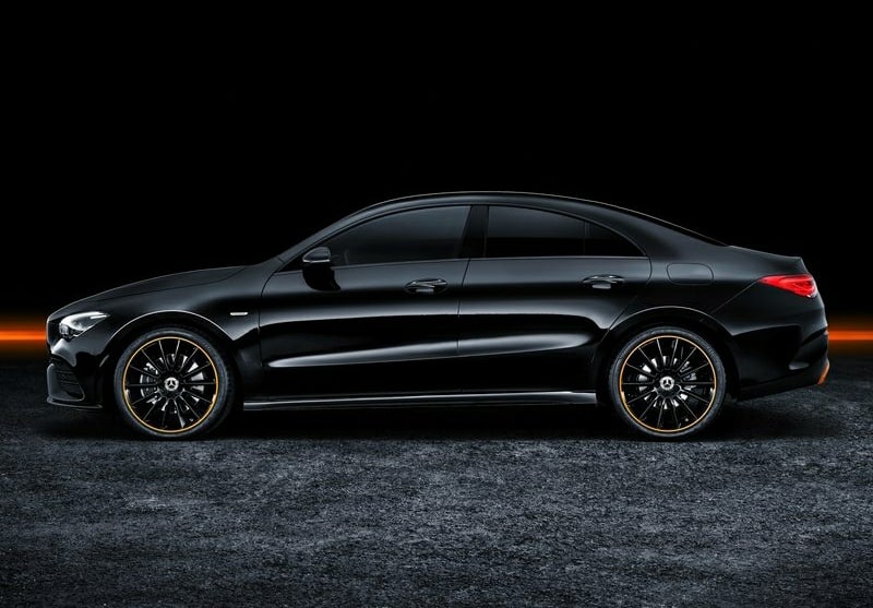 Siyah Mercedes-Benz CLA yan profil stüdyo fotoğrafı