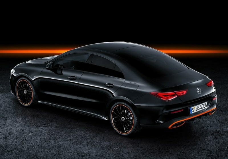Siyah Mercedes-Benz CLA stüdyo ortamında arka bölüm görünümü