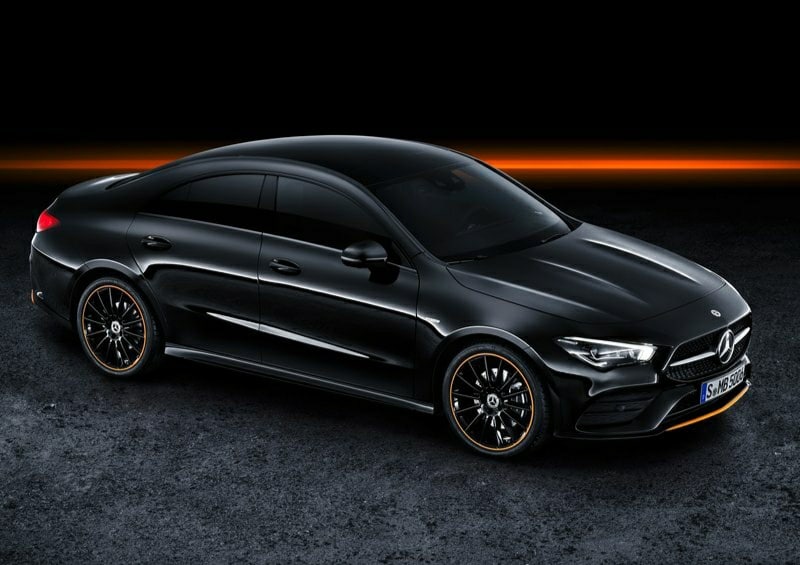 Siyah Mercedes-Benz CLA yüksek açıdan gövde görünümü