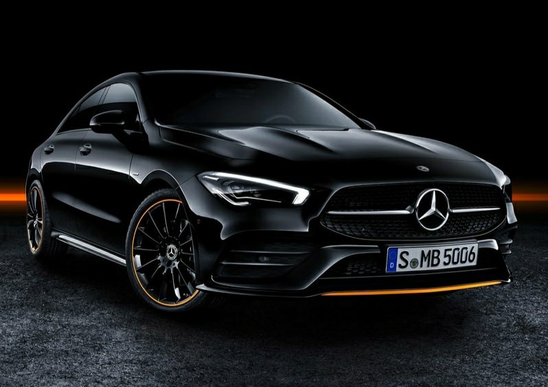 Siyah Mercedes-Benz CLA ön gövde ve far tasarımı stüdyo görünümü