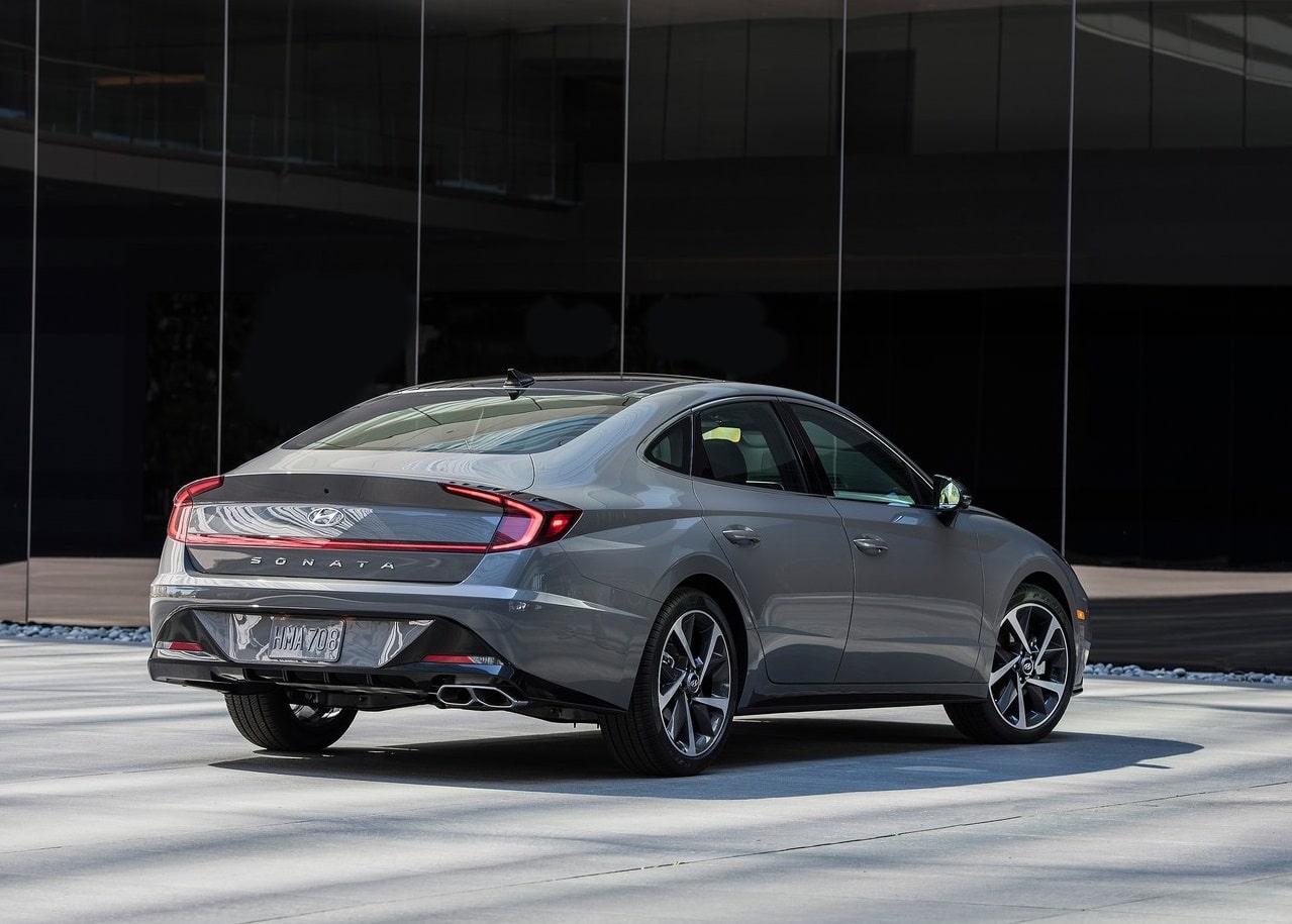 Hyundai Sonata arka üç çeyrek görünümü