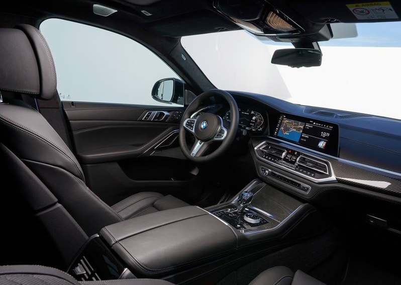 X6 M50i ön koltuklar ve orta konsol