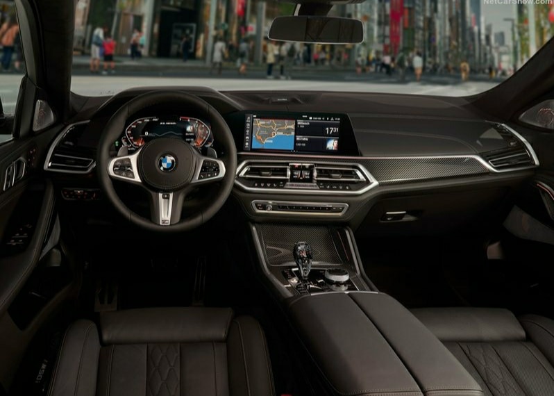 X6 M50i kokpit ve dijital ekran düzeni