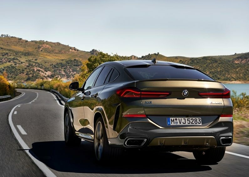 BMW X6 M50i arkadan üç çeyrek görünüm