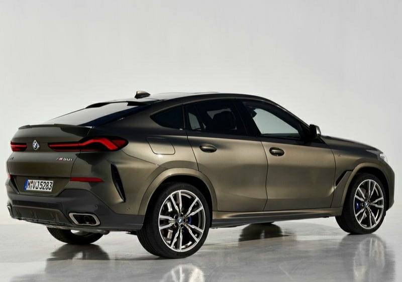 X6 M50i stüdyo ortamında arkadan görünüm