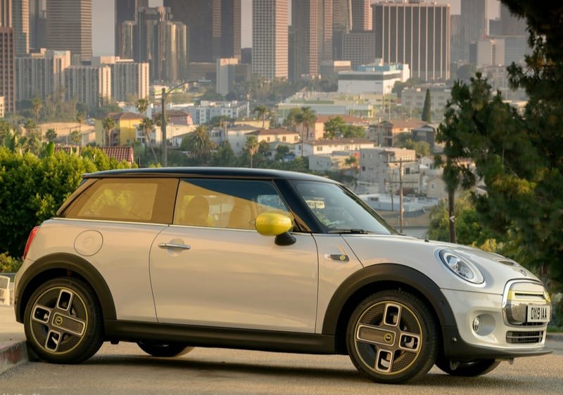 MINI Cooper SE yan profil görünümü
