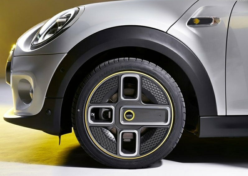 MINI Cooper SE profil ve gövde görünümü