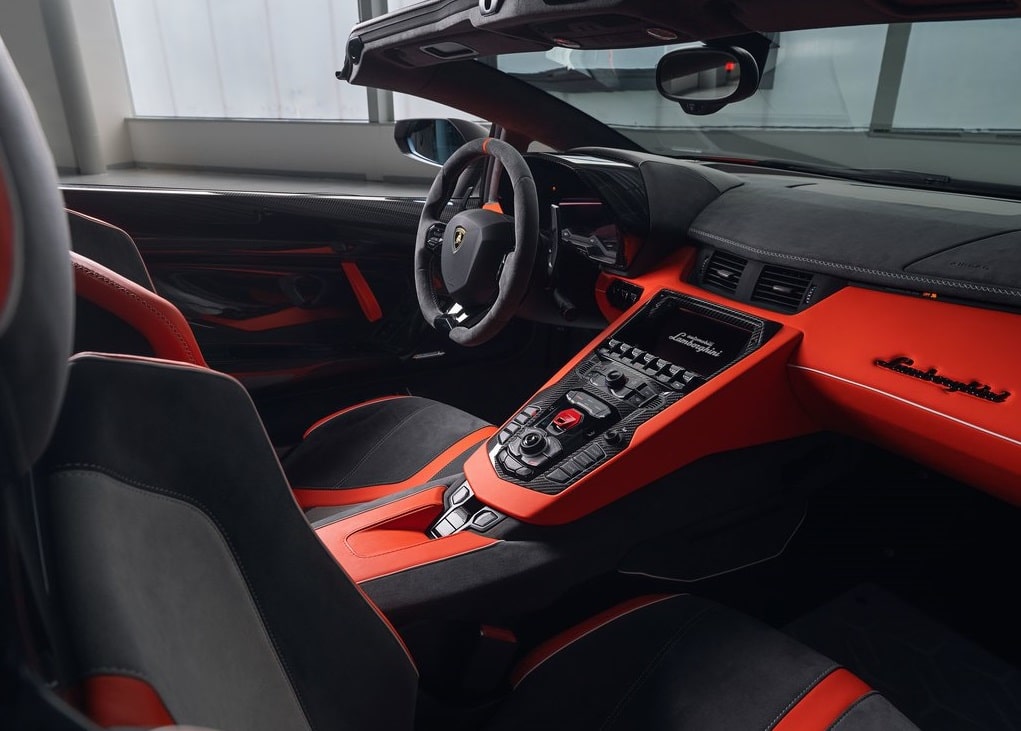 Aventador SVJ 63 Roadster turuncu ve siyah iç mekan