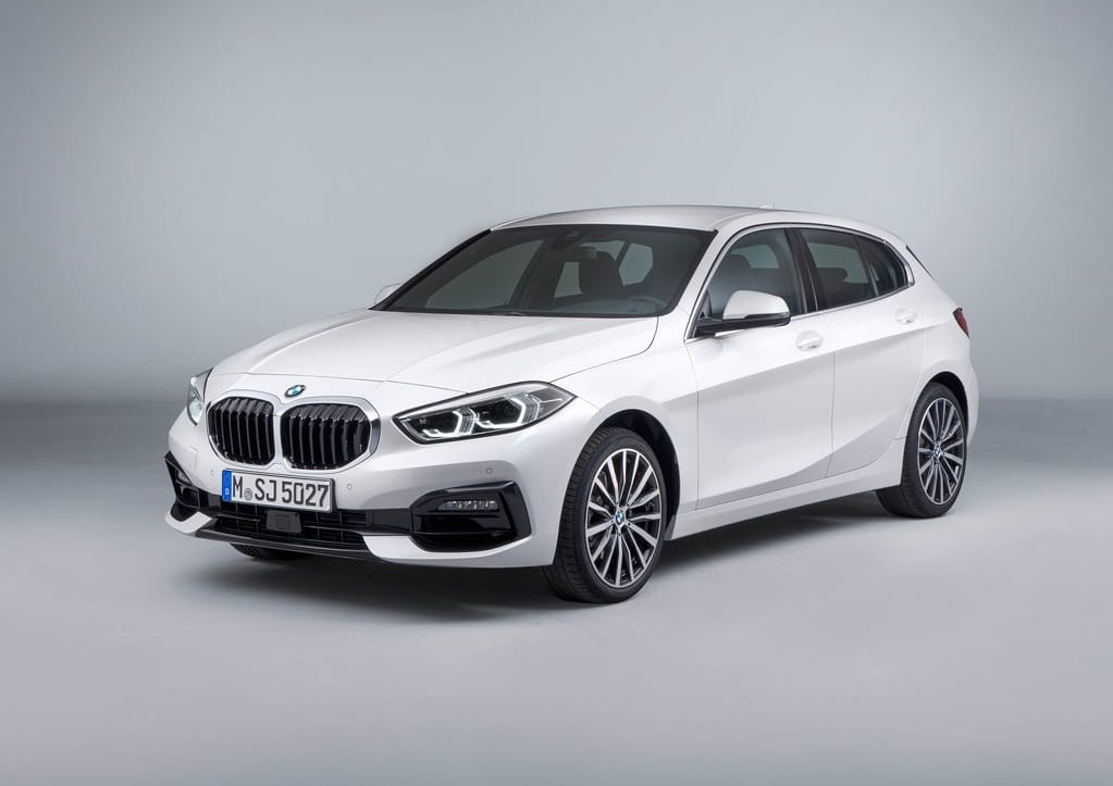 2023 BMW 1 Serisi Mart Fiyat Listesi için kullanılan beyaz BMW 1 Serisi stüdyo görünümü