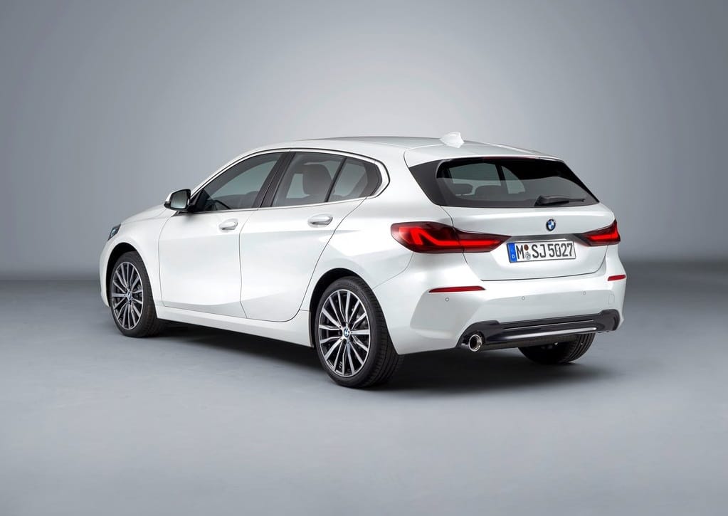 Beyaz BMW 1 Serisi stüdyoda arka ve yan görünüm