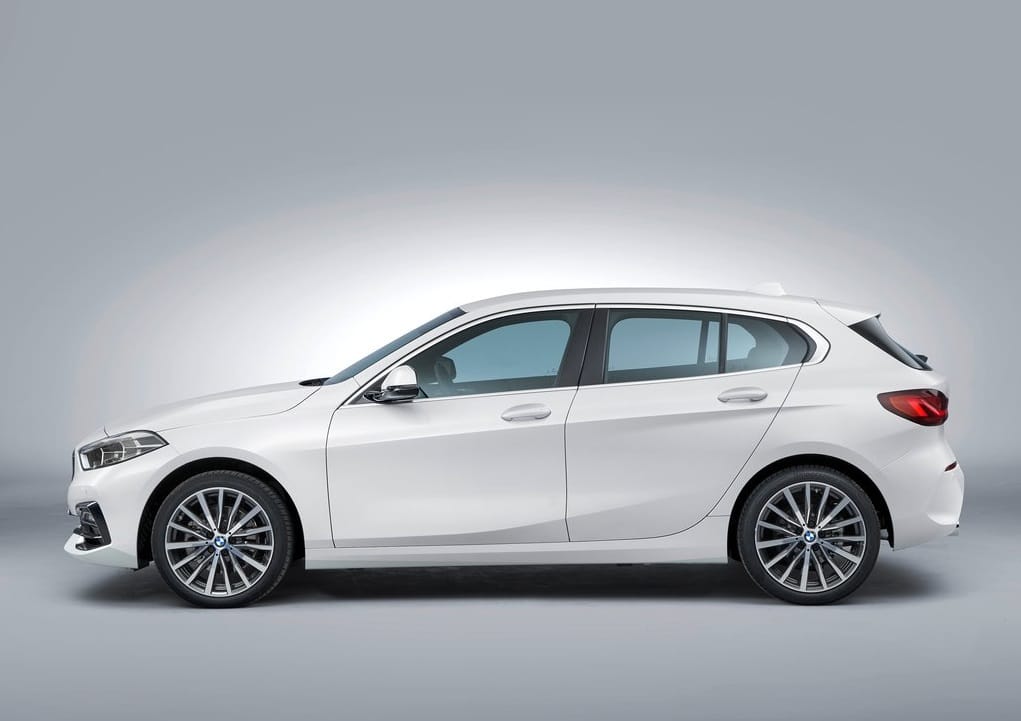 Beyaz BMW 1 Serisi stüdyoda tam yan profil görünümü