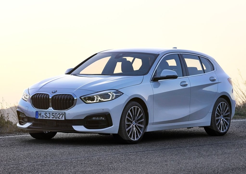 Açık renk BMW 1 Serisi dış mekanda ön ve yan görünüm