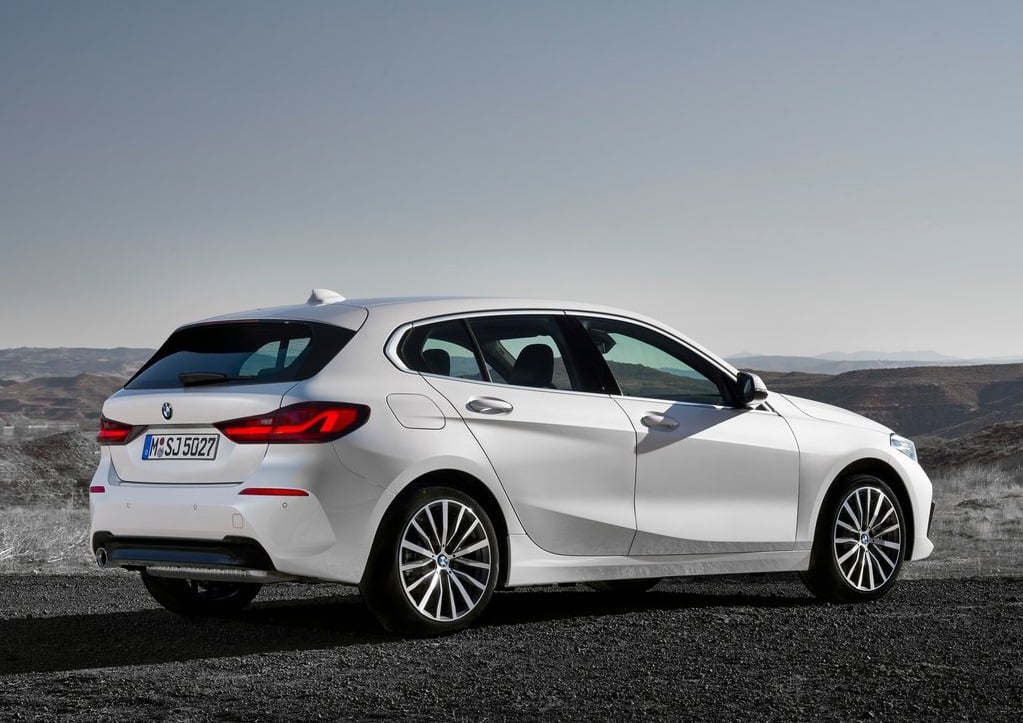 Beyaz BMW 1 Serisi dış mekanda arka ve yan görünüm