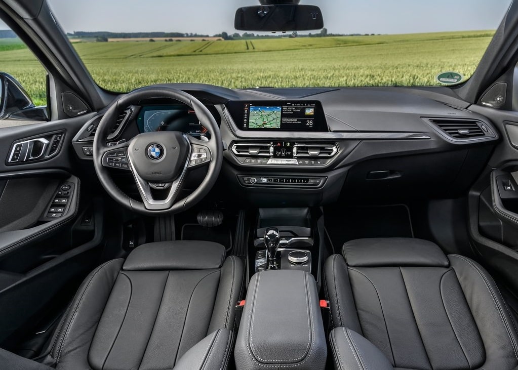 BMW 1 Serisi sürücü alanı direksiyon ekranlar ve orta konsol görünümü
