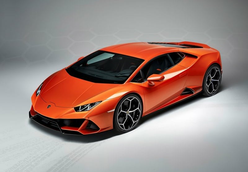 Lamborghini Huracan Evo turuncu gövde önden üç çeyrek görünüm