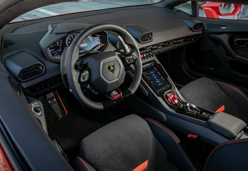 Huracan EVO sürücü kokpiti ve orta konsol görünümü
