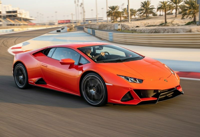 Turuncu Huracan EVO pistte önden üç çeyrek sürüş görünümü