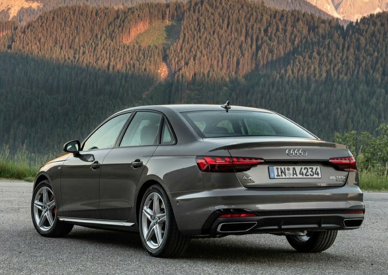 Gri Audi A4 Sedan arka ve yan gövde görünümü