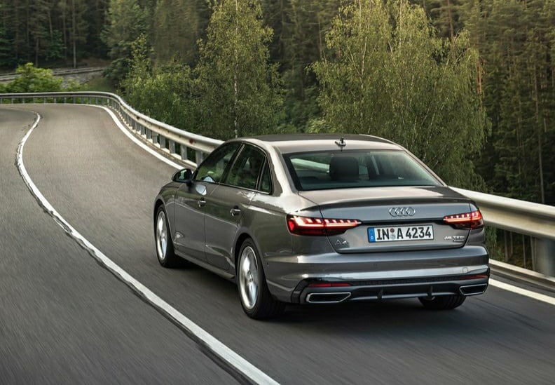 Gri Audi A4 Sedan virajlı yolda arkadan görünüm