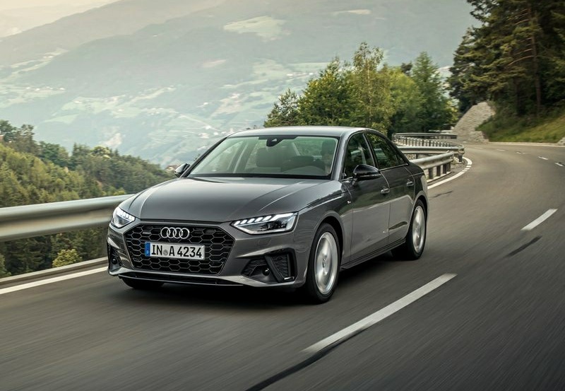 Gri Audi A4 Sedan dağ yolunda hareket halinde ön görünüm