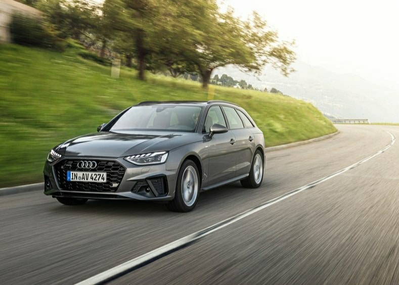 A4 Avant yolda ön üç çeyrek sürüş görünümü