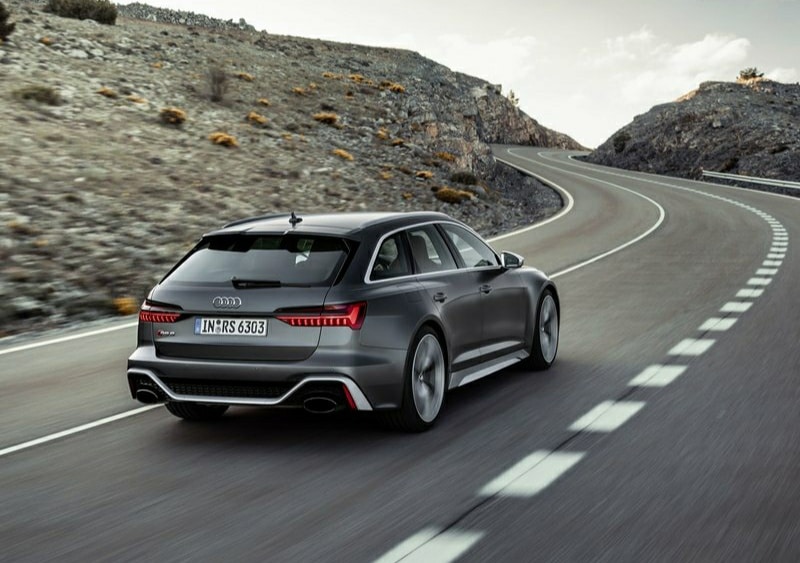 RS 6 Avant yolda arka görünüm