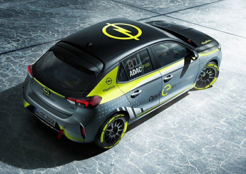 Opel Corsa elektrikli ralli otomobili yan görünümü