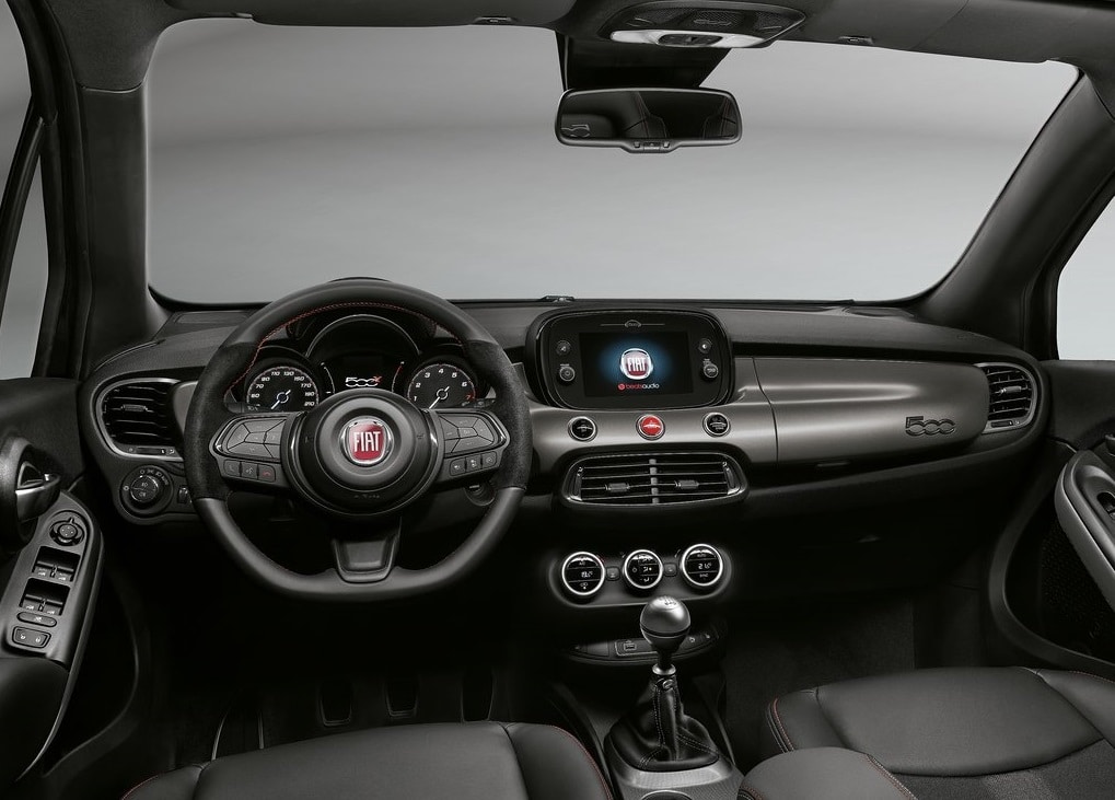 Fiat 500X direksiyon gösterge paneli ve orta ekranlı kokpit