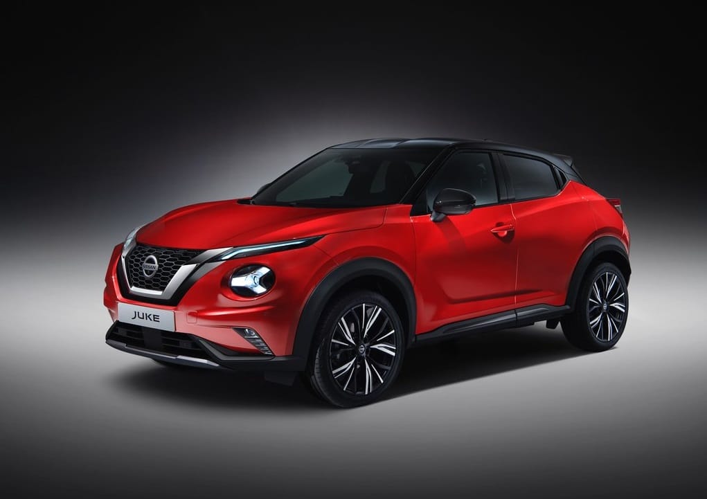 2023 Nissan Juke Ağustos Fiyat Listesi için kırmızı Nissan Juke ön üç çeyrek stüdyo görünümü