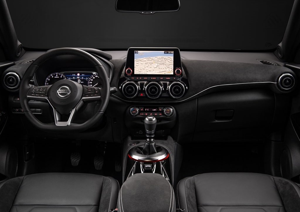 Nissan Juke siyah kokpitinde manuel vites kolu ve orta ekran görünümü