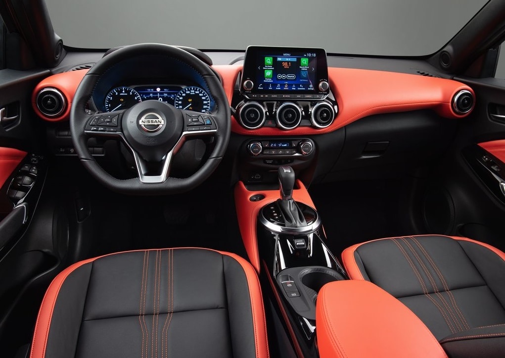 Nissan Juke turuncu detaylı kokpitinde otomatik vites seçici görünümü