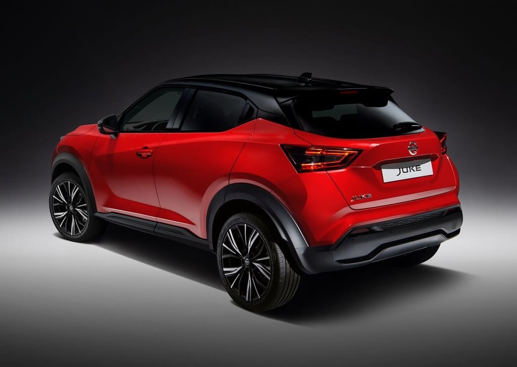 Kırmızı ve siyah tavanlı Nissan Juke arka üç çeyrek stüdyo görünümü