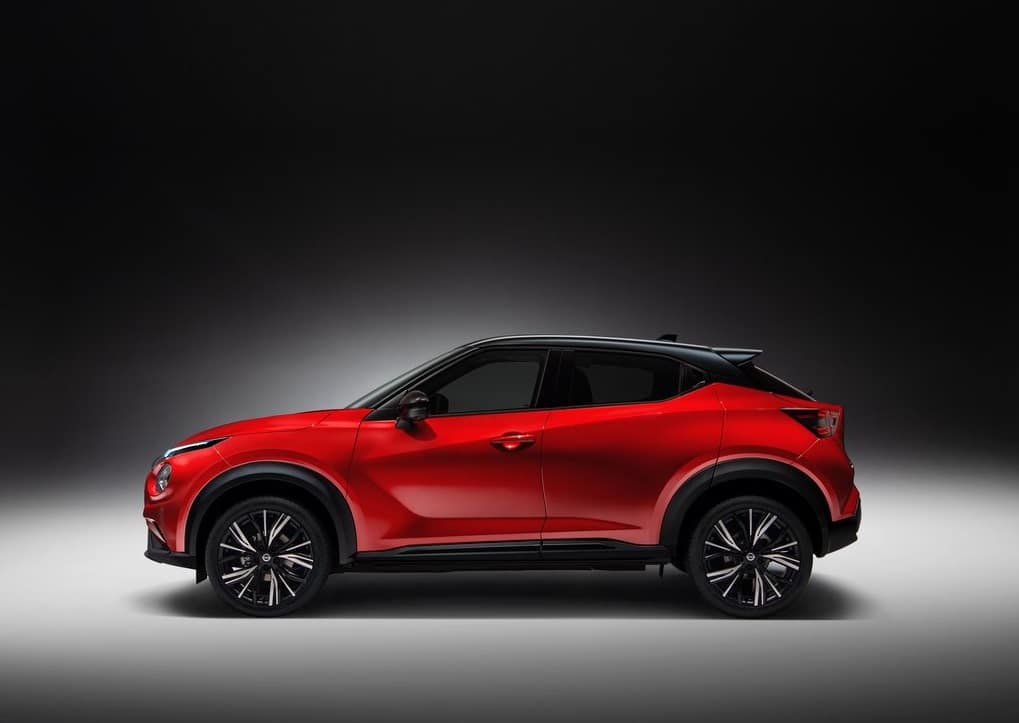 Kırmızı ve siyah tavanlı Nissan Juke yan profil stüdyo görünümü