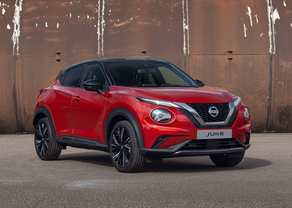 Kırmızı Nissan Juke ön üç çeyrek dış mekan görünümü