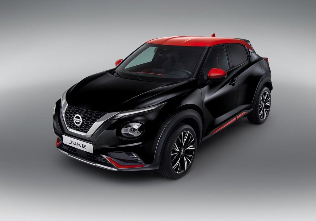 Siyah gövdeli kırmızı tavanlı Nissan Juke ön üç çeyrek stüdyo görünümü